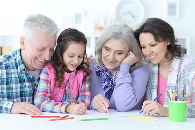 Photo big family with cute little girl doing homework