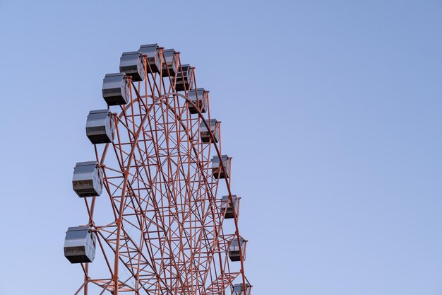 夕暮れの空に照らされた大きなフェリスホイール