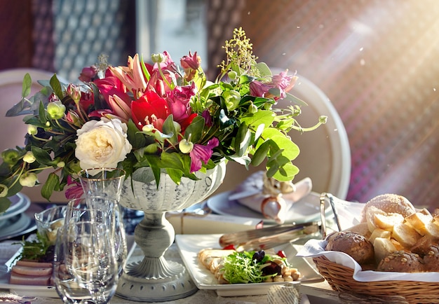 Photo big festive bouquet on the table