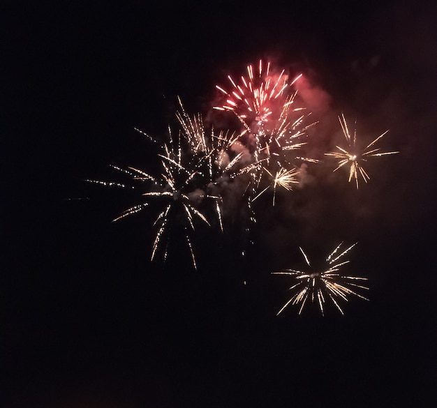 Grandi fuochi d'artificio di notte