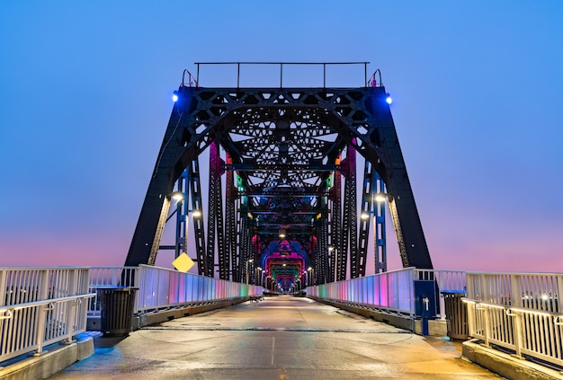 Il big four bridge sul fiume ohio tra louisville, kentucky e jeffersonville, indiana