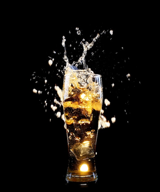 暗い背景に新鮮なビールの大きなグラス