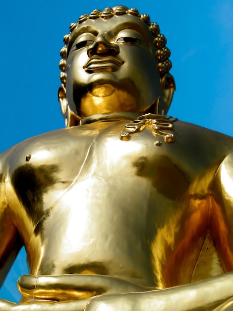 Foto grande statua di buddha oro con cielo blu