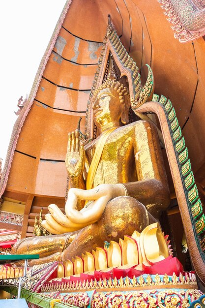 写真 タイのカンチャナブリ県にある大きな黄金の仏像