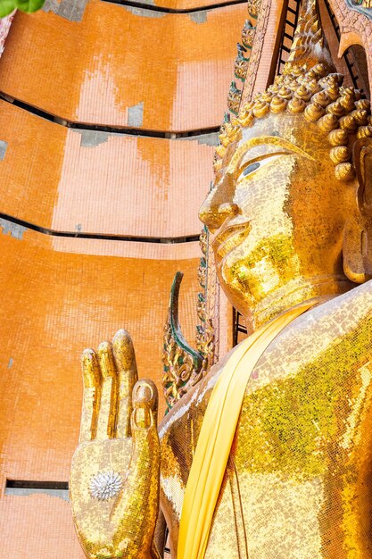 Foto grande statua d'oro di buddha nella provincia di kanchanaburi, in thailandia