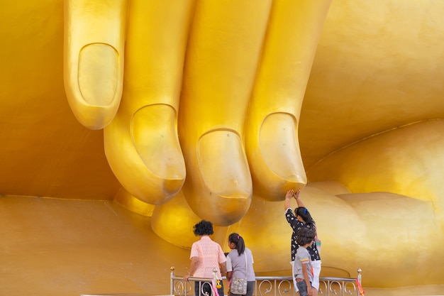 大きな金色の仏、タイのワット・ムアン・アンソン（Wat Muang Angthong）人気の仏教寺院。