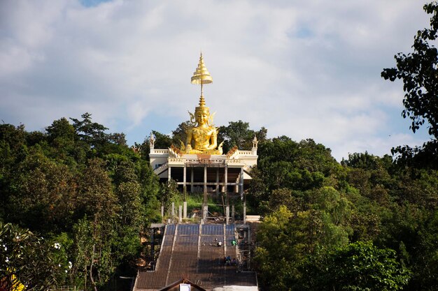 タイの人々と外国人旅行者のためのワットプラタートドイサケット寺院の大きな黄金の弥勒菩薩またはメッテイヤ仏像像は、タイのチェンマイのチェンマイ市を訪れ、祈りを尊重します