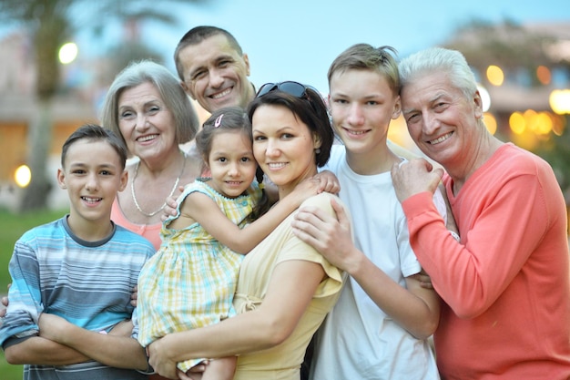 Foto grande famiglia felice che sta insieme