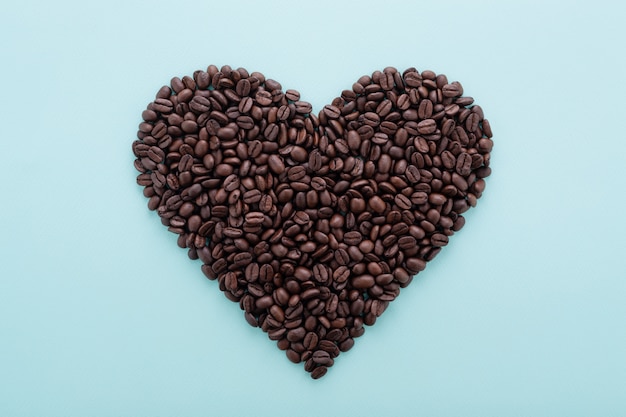 커피 콩으로 만든 큰 심장 모양
