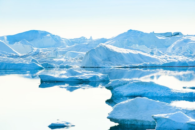 Grandi ceberg iblue nel fiordo di ilulissat al tramonto. villaggio di ilulissat, groenlandia occidentale