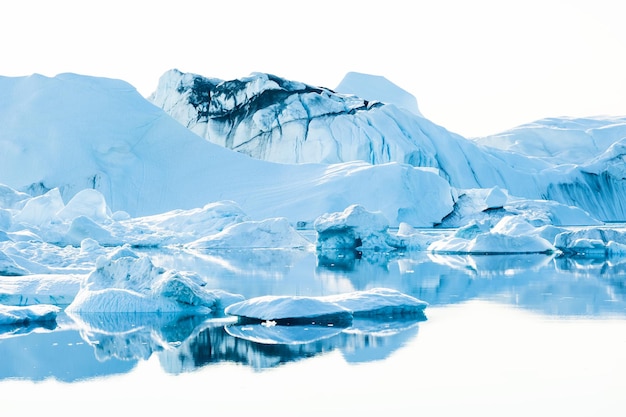 사진 일몰에 ilulissat icefjord에 있는 큰 iblue cebergs. 그린란드 서부 일루리사트