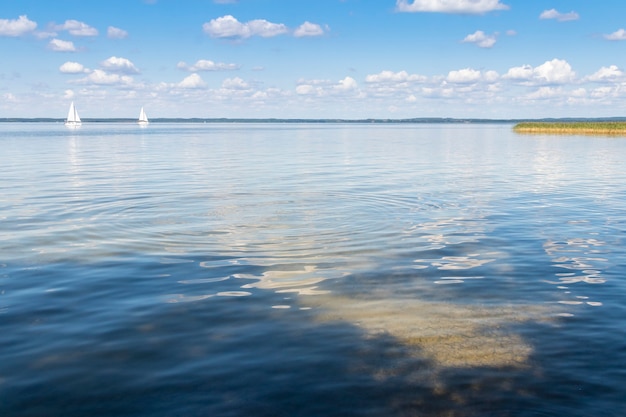 夏の間にポーランドでボートのある大きな湖