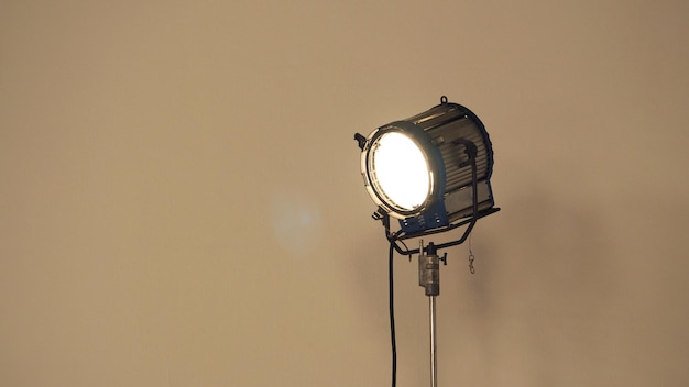 Foto apparecchiature per faretti a led di grandi dimensioni per riprese video o film in produzione in studio.