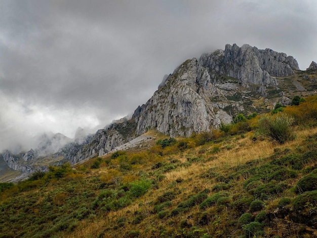 가을에 Ubiñas The Mesa Natural Park에 있는 스페인의 작은 마을 Caldas de Luna에 있는 큰 산