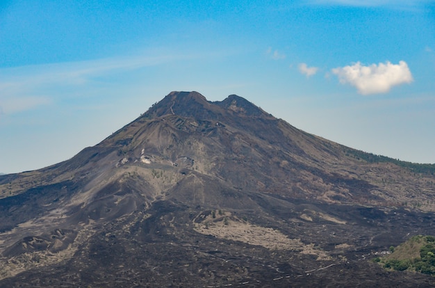 Большая гора утром в Бали Индонезии.