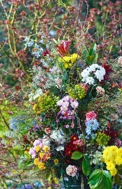 春の公園の大きな多色の素晴らしい花の花束