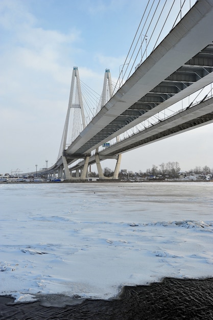 Grande ponte obukhovsky (strallato) sul fiume neva, san pietroburgo, russia