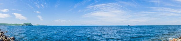 Foto grande petroliera nel panorama del mare aperto