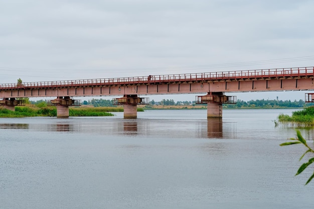 Большой старый мост через реку