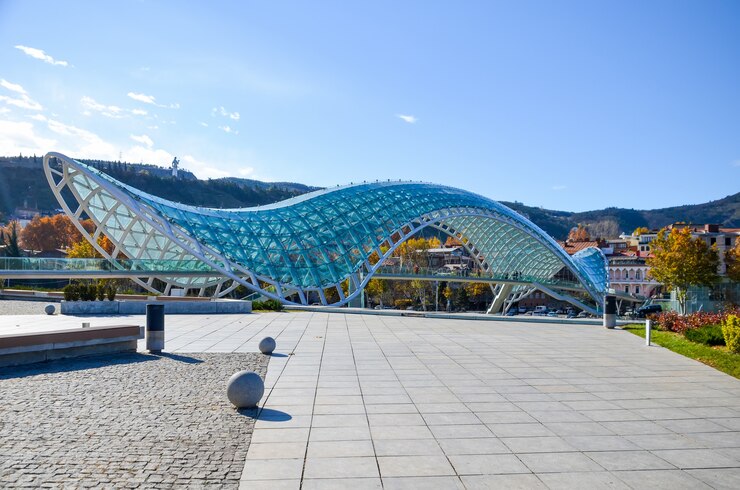 Photo big picturesque peace bridge in tbilisi. georgia.