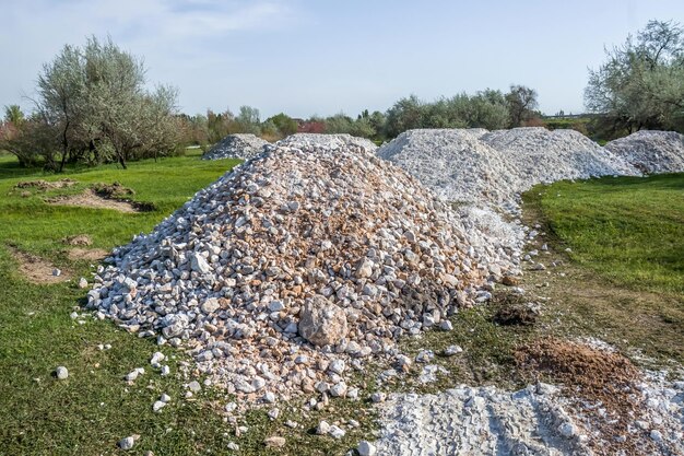 Foto grande mucchio di calce da costruzione in natura