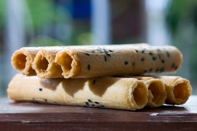 Foto grande mucchio di wafer freschi rotoli con sesamo