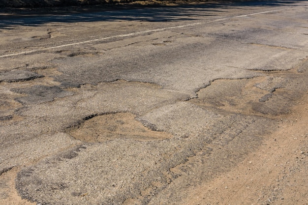 損傷したアスファルト道路の大きな穴