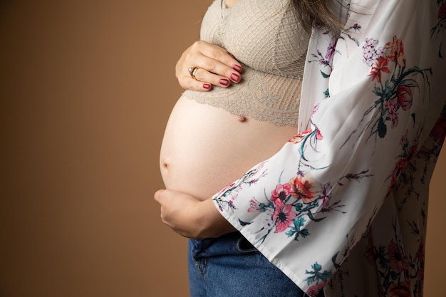 Foto grande pancia incinta bambino che porta la maternità