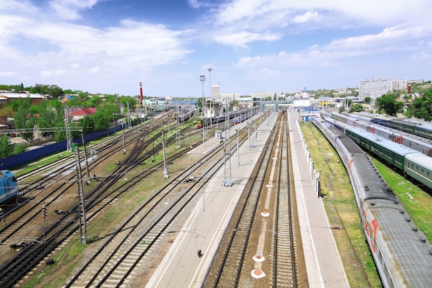 電車のある大きな鉄道駅。