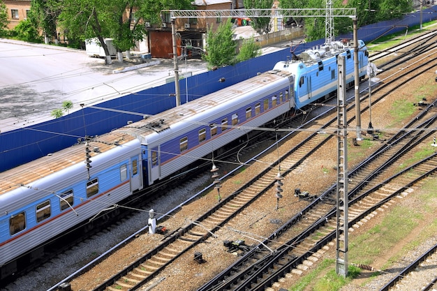 電車のある大きな鉄道駅。