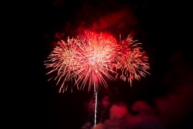Foto grande sfondo rosso fuochi d'artificio con lo spazio della copia per la celebrazione del nuovo anno o vacanza speciale
