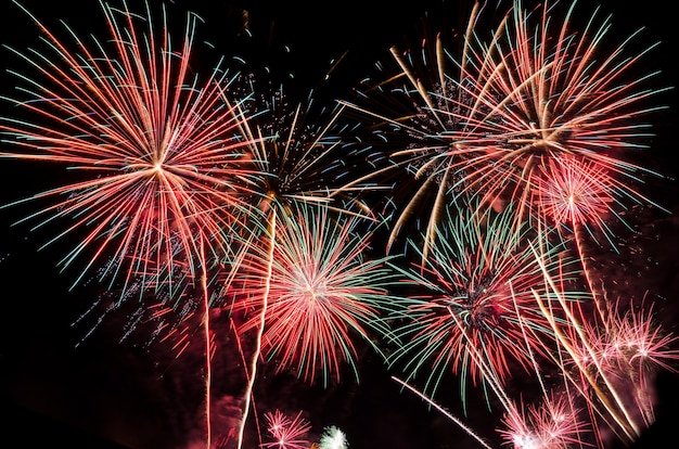 Foto grande fondo rosso dei fuochi d'artificio dell'oro verde per la celebrazione del nuovo anno