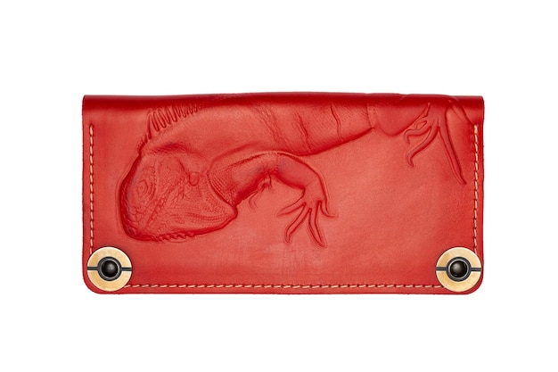 Большой красный кожаный кошелек на пуговице на белом фоне с принтом игуаны Вид сверху