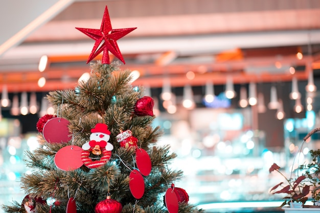 クリスマスの木をトッピングした大きな赤い星の装飾。