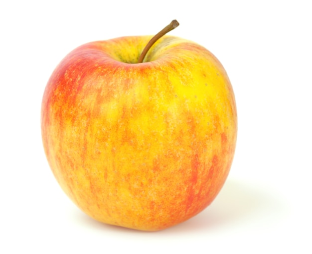 白で隔離される大きな赤黄色のおいしいリンゴ