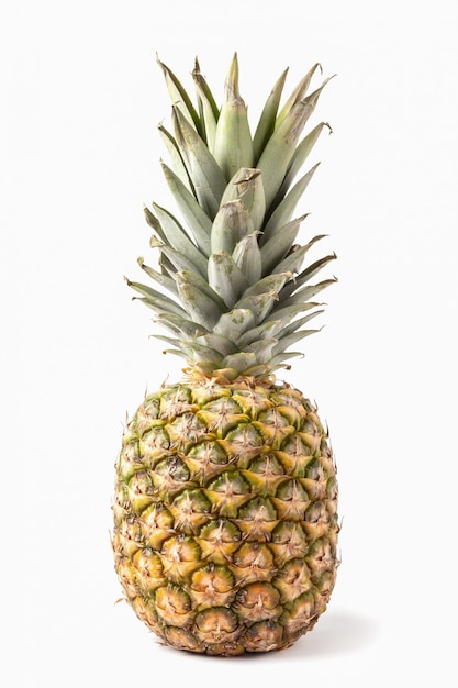 Photo big ripe pineapple isolated on white background.