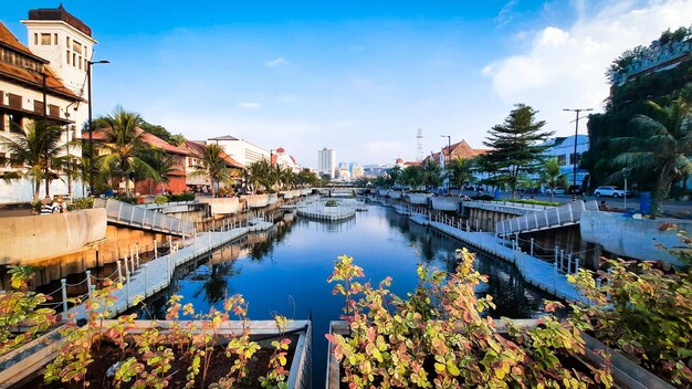 Photo big river in the midle of old town