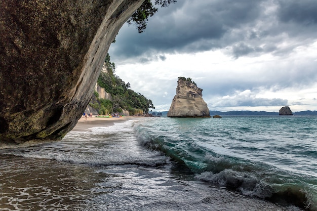 Grande roccia sulla spiaggia di cathedral cove, penisola di coromandel, nuova zelanda