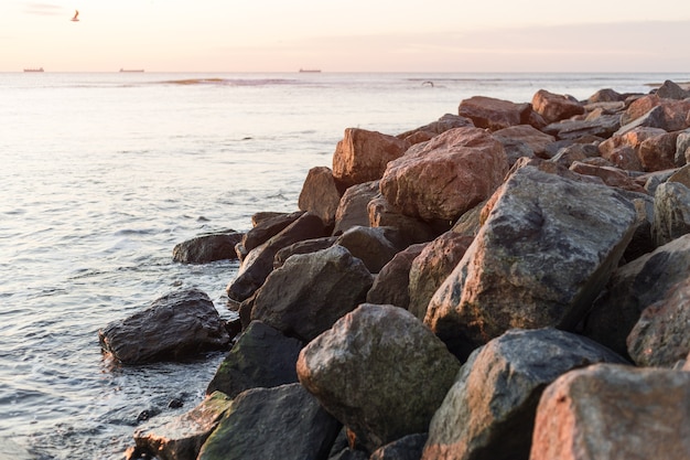 Photo big rocks and blue sea on the background