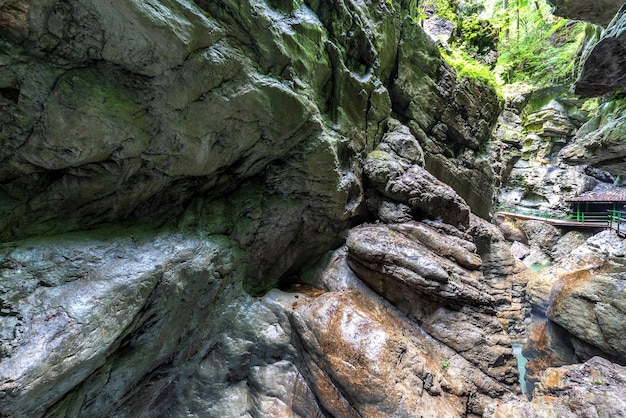 Breitachklamm Germany의 좁은 협곡에 있는 큰 바위