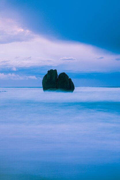 Foto grandi rocce nel mare