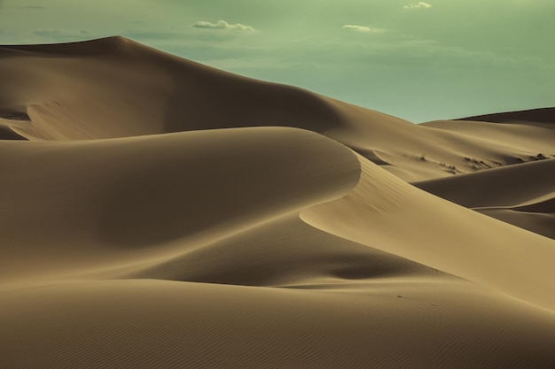 Большая песчаная дюна в пустыне Сахара