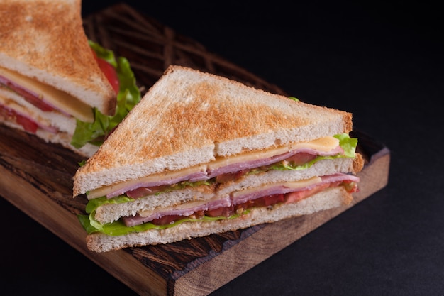 Grande panino con prosciutto e formaggio.