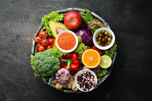 Cibo biologico di grandi dimensioni. frutta e verdura fresca. vista dall'alto. spazio libero per il tuo testo.