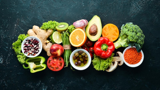 Большой набор натуральных продуктов Свежие овощи и фрукты Вид сверху Свободное место для текста
