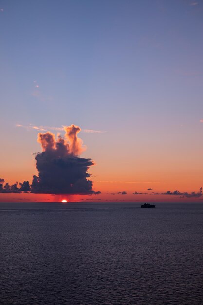 海に沈む夕日の大きな船