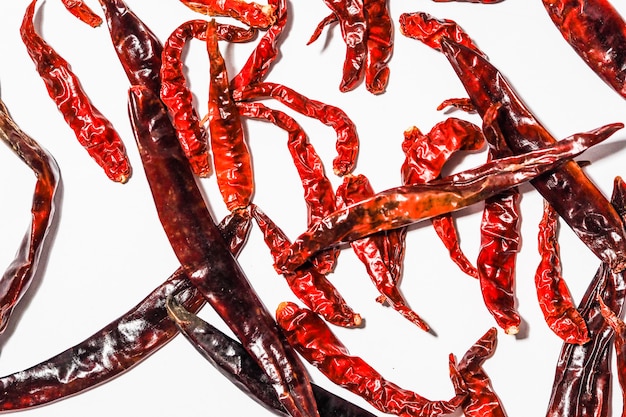 Photo big and small red dry chilli isolated on white background