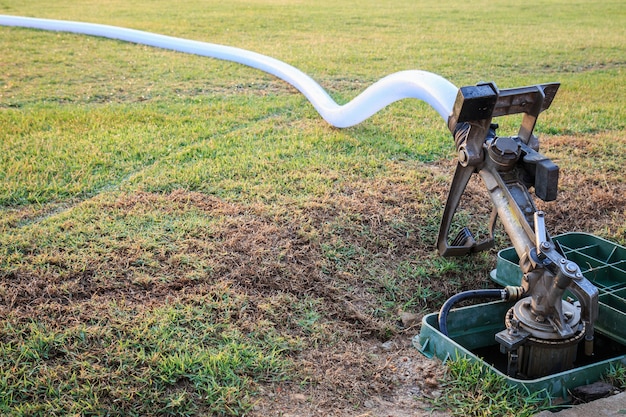 写真 草原サッカースタジアムの大きなスプリンクラーと水のホース