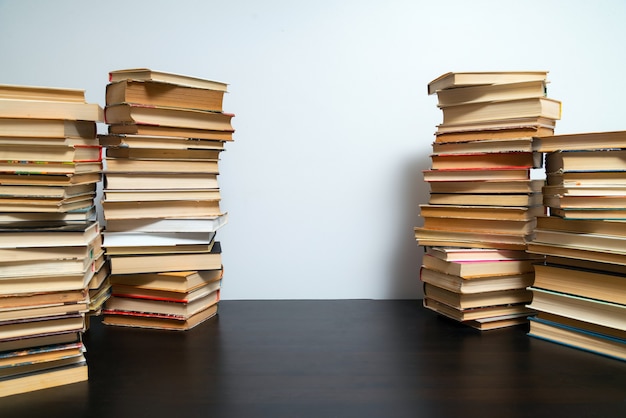 Foto grande pila di libri sul tavolo. studiare prima dell'esame. pila di libri d'epoca. concetto di educazione e studio