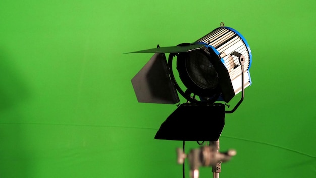 Faretto led da grande studio per la produzione di film video o foto con sfondo verde per la tecnica chroma key nel processo post-laboratorio e apparecchiature professionali come treppiede e altri